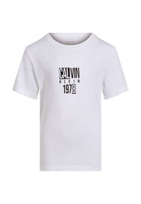 Weißes Baumwoll-T-Shirt mit einem schwarzen Grafikedruck, der den Text "CALVIN KLEIN" und "1978" zeigt, mit kurzen Ärmeln und einem Rundhalsausschnitt.