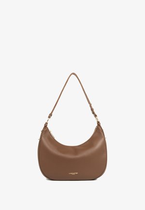 Sac à épaule en cuir marron avec une forme arrondie, surface texturée et une seule sangle. Présente des accessoires en métal doré et un détail de logo embossé.