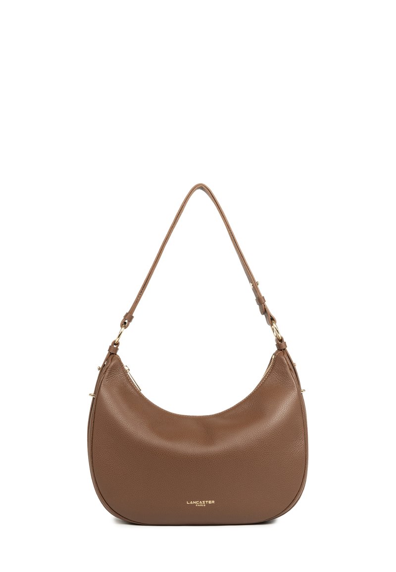 Sac à épaule en cuir marron avec une forme arrondie, surface texturée et une seule sangle. Présente des accessoires en métal doré et un détail de logo embossé.
