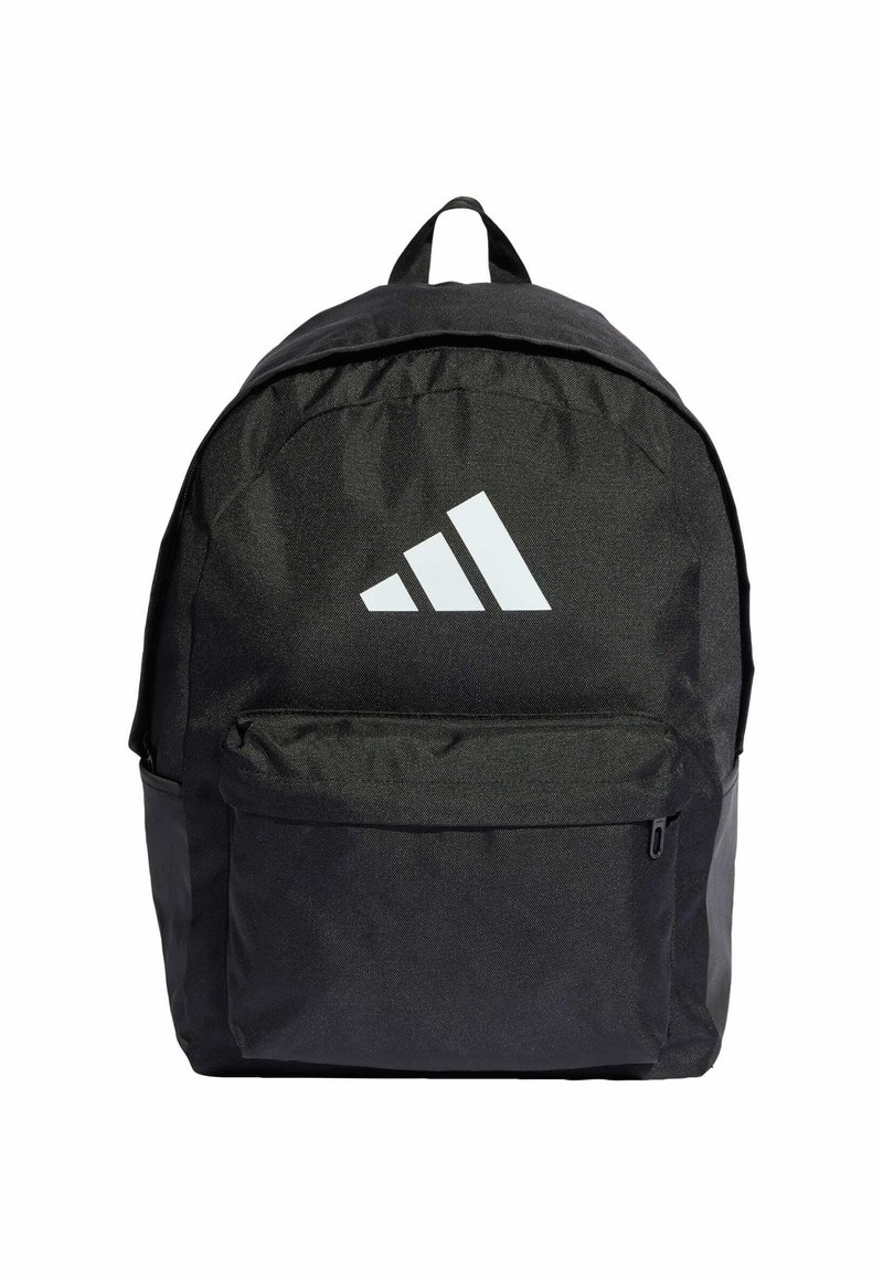 Sac à dos en tissu noir avec une forme arrondie, comportant une poche zippée sur le devant et un logo à trois bandes blanches en haut à l'avant. Matériau durable.