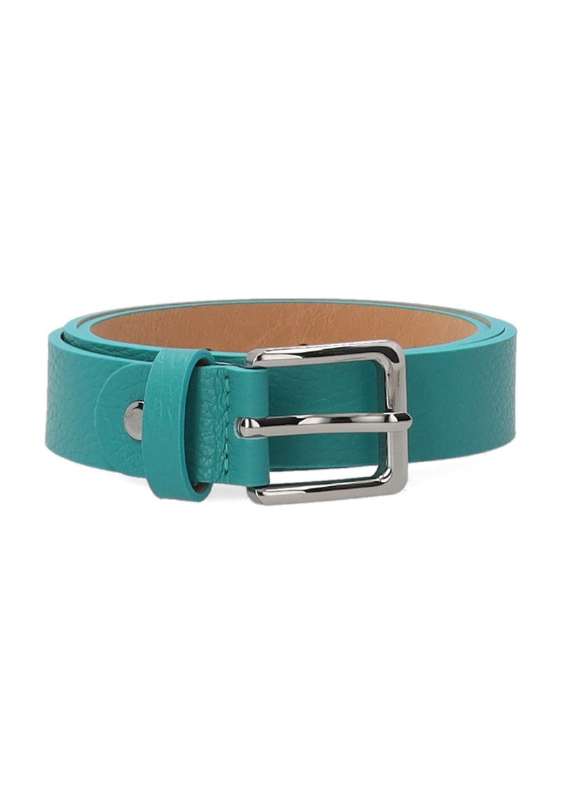 Błękitny skórzany pasek o gładkiej fakturze, z metalową klamrą w kolorze srebrnym i pętlą do zapięcia.