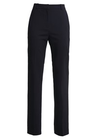 Pantalons noirs ajustés en tissu lisse. Ils présentent une coupe droite, une taille plate et des plis subtils.