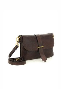 Borsa a tracolla in pelle marrone con chiusura a patta, cuciture a vista e dettaglio in metallo color oro. Caratterizzata da una tracolla removibile e finitura testurizzata.