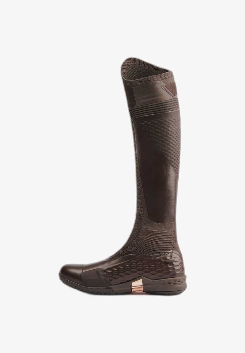 Botte haute, brun foncé, texturée, atteignant le genou avec une semelle flexible et un accent en or rose près du talon.