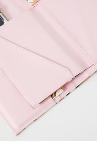 Ted Baker JACIIIE FLORAL TRAVEL WALLET - Portemonnee - nat-white