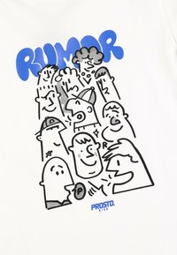 Biała bawełniana koszulka z czarnymi rysunkami twarzy w stylu kreskówkowym, z wyrazem "RUMOR" napisanym grubymi niebieskimi literami powyżej. Logo marki na dole.