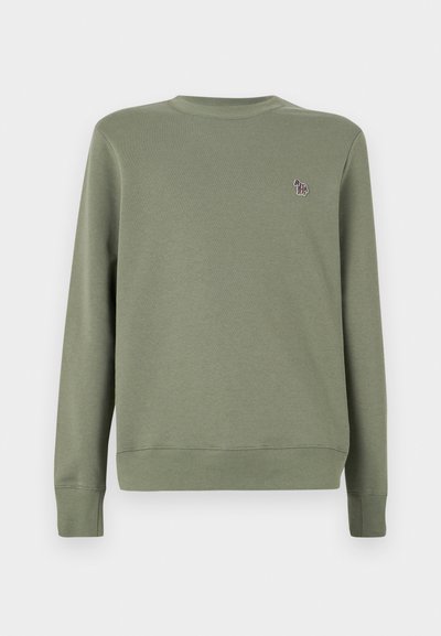Sweatshirt de culoare verde măslin, fabricat dintr-un amestec moale de bumbac. Prezintă mâneci lungi, guler rotund și un mic logo brodat pe piept.