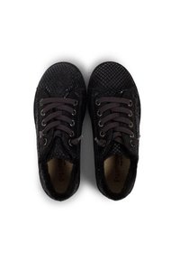 Schwarze Sneaker aus Material mit Reptilienstruktur, runde Zehenform und dunklen Schnürsenkeln. Verfügt über ein weiches Innenfutter und dezentes Branding auf der Innensohle.