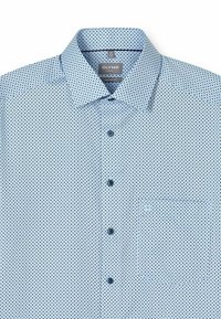 Hellblaues kurzärmeliges Hemd mit feinem Punktmuster, Knopfleiste vorne und Brusttasche. Weicher Stoff und komfortables Design.