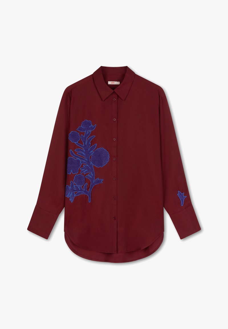 Bordeaux overhemd met lange mouwen, voorzien van blauwe bloemenborduursel aan de voorkant en op de mouwen. Gladde stof en een afgeronde zoom.