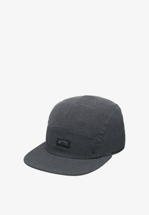 Gorra gris hecha de tejido texturizado. Visera plana con parte superior redondeada, con una etiqueta negra en la parte frontal. Costuras visibles a lo largo de las uniones.