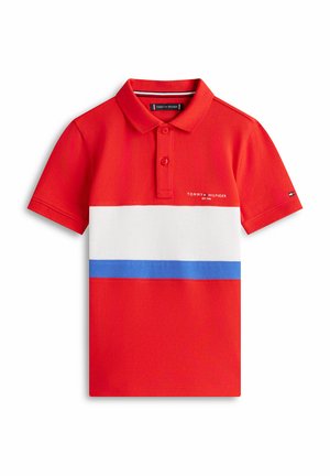 Czerwona koszulka polo z białymi i niebieskimi poziomymi paskami, krótkimi rękawami, dwoma guzikami oraz logo "Tommy Hilfiger" na piersi i rękawie.
