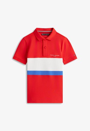 Rød poloshirt med hvide og blå vandrette striber, korte ærmer, to knapper og "Tommy Hilfiger"-logo på brystet og ærmet.