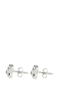 Silvrigt tonade sticköglor med en klar ädelsten, fyrkantig form, polerad yta och fjärilsspänne. 925-stämpel synlig på stiftet.