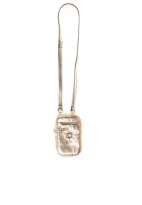 Piccola borsa a tracolla rettangolare metallica oro con tracolla regolabile e logo in rilievo frontale, isolata su sfondo bianco.