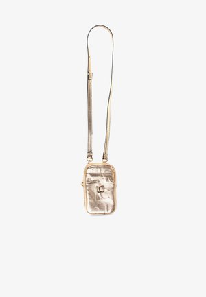 Kleine rechteckige metallic goldene Umhängetasche mit verstellbarem Riemen und hervorgehobenem Logo auf der Vorderseite, isoliert auf weißem Hintergrund.