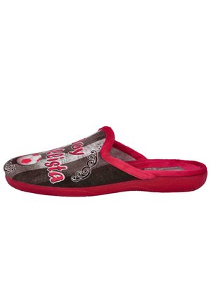Zapatilla de niño tipo slip-on en colores marrón oscuro y rojo, con ribete rojo y texto decorativo con un gráfico de balón de fútbol arriba.