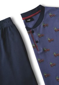 Pantaloni blu navy per bambini con camicia button-up blu navy e viola con una stampa di camion rossi che trasportano piante verdi.