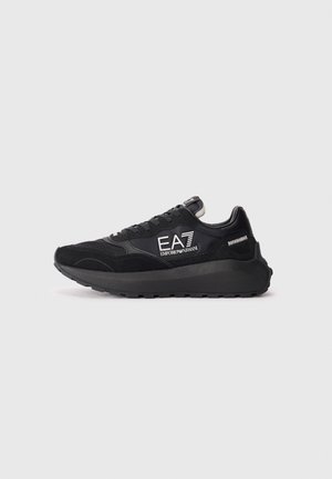 Czarny niskoprofilowy sneaker z grubą podeszwą, sznurowaniem z przodu, nakładkami z siateczki i zamszu oraz logo "EA7 Emporio Armani" po boku.