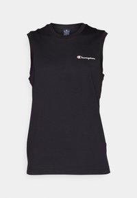 Svart utanärmad t-shirt tillverkad av bomullsblandad tyg, med en liten vit och röd "Champion"-logotyp på vänster bröst.