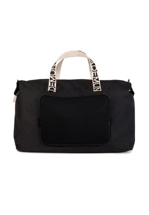 Bolsa de lona rectangular negra con asas blancas y texto negro, un bolsillo frontal de malla con cremallera y cierre superior con cremallera.