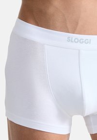 Weiße Sloggi Boxershorts aus einem weichen Baumwollgemisch. Sie verfügen über einen glatten Bund und eine nahtlose Konstruktion für Tragekomfort und Passform.
