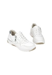 Witte leren sneakers met een gevoerde tong, veters en zijritsen. Voorzien van een gestructureerd ontwerp en lichtbeige zolen. Zilveren accenten op de hak.