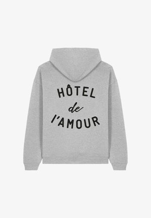 Pilkas džemperis su kengūros kišene, ant nugaros užrašas juodu tekstu "HÔTEL de l'AMOUR" išdėstytas kreivėmis.