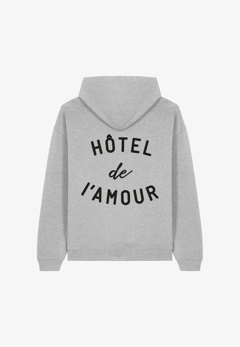 Haut gris avec une poche kangourou, portant un texte noir indiquant "HÔTEL de l'AMOUR" en arc sur le dos.