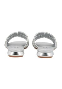 Sandali flat argentati con design open toe, cinturini testurizzati con dettagli in strass e tacco basso metallico.