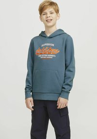 Tengerészkék kapucnis pulóver, elülső kenguruzsebbel. Jellemzője a narancssárga és fehér "Jack & Jones" felirat a mellkasán.