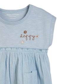 Abito in cotone organico azzurro chiaro con scollatura rotonda. Presenta la scritta ricamata "felice" e accenti floreali, vita arricciata e una tasca.