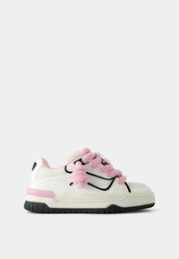 Baskets blanches épaisses avec des lacets roses duveteux, accents noirs, panneaux en maille texturée et semelle en caoutchouc. La vue de côté montre un design sportif.