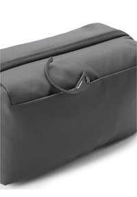 Grau Stoffbeutel mit glatter Textur, Reißverschluss, und einem schwarzen Haken-Detail an der Seite für Befestigungs- oder Tragkomfort.