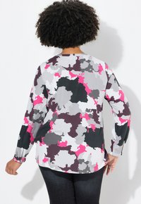Lange mouwblouse met een grijs, wit en roze abstract patroon, een iets gebogen zoom en een relaxte pasvorm. Glad textuur van de stof.