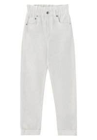 Pantalon blanc taille haute avec revers roulés, fermeture éclair et bouton à l'avant, et design à cinq poches sur un fond uni.