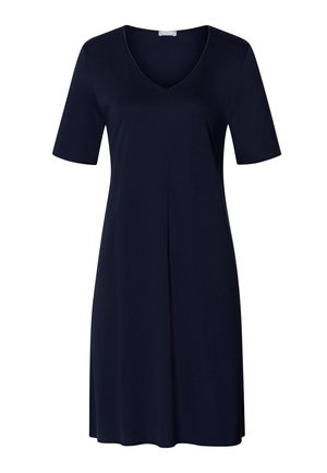 Abito corto blu navy a maniche corte con scollatura a V, realizzato in tessuto morbido, caratterizzato da una vestibilità comoda e dettagli di piega discreti sulla parte anteriore.