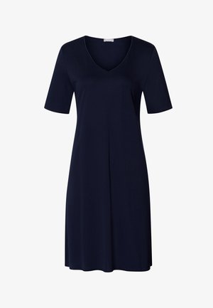 Marineblå kortærmet kjole med V-udskæring, lavet af blødt stof, med en afslappet pasform og subtile plisseringsdetaljer på forsiden.