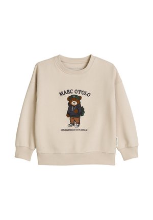 Beige sweatshirt met een cartoonbeer die een pet, jas en rugzak draagt, en tekst met Marc O’Polo en Established in Stockholm.