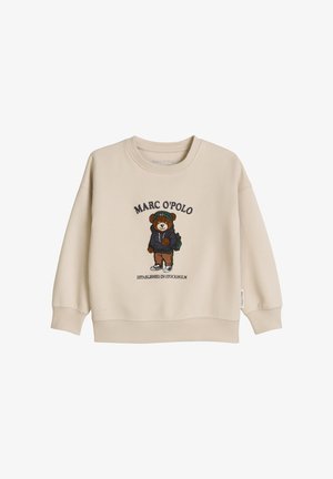 Beżowa bluza z rysunkowym misiem w czapce, kurtce i plecaku oraz napisem Marc O’Polo i Established in Stockholm.