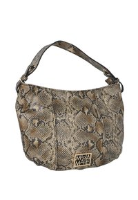 Bolso de mano con estampado de serpiente en tonos marrón y negro, hecho de material texturizado, con una sola correa para el hombro y detalle dorado con el logo.