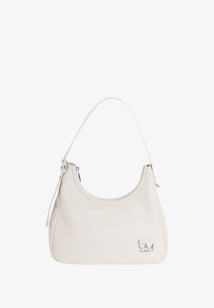 Piccola borsa a tracolla in pelle bianca con una singola cinghia, chiusura con cerniera e un piccolo logo metallico del marchio sul lato inferiore destro.