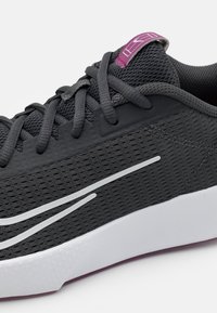 Nike Performance VAPOR LITE 2 - Allcourt tennissko - dark smoke grey/photon dust/sangria