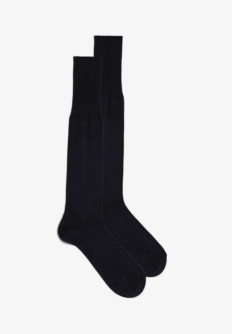 Dunkelblaue knielange Socken aus glattem Stoff, mit einem gerippten Bündchen und einer nahtlosen Zehenpartie für zusätzlichen Komfort.