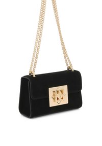 Mustast seemisnahast käekott kuldse metallist klambriga, millel on geomeetriline kujundus. Koti ristkülikukujulisele vormile lisab elegantsi topelt kettidega rihm.