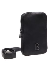Svart nylon crossbody-väska med dragkedja, platt rektangulär form, strukturerad yta och präglad "B"-logotyp på framsidan. Justerbar axelrem ingår.