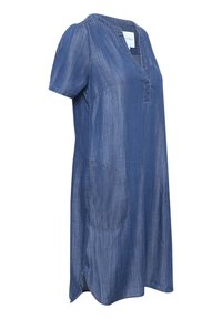 Robe bleue à manches courtes style denim avec col en V, poches plaquées rondes et fentes latérales à l'ourlet.