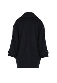 Cappotto in misto lana nera con colletto a punta, spalle scese e maniche trequarti con polsini a bottone.