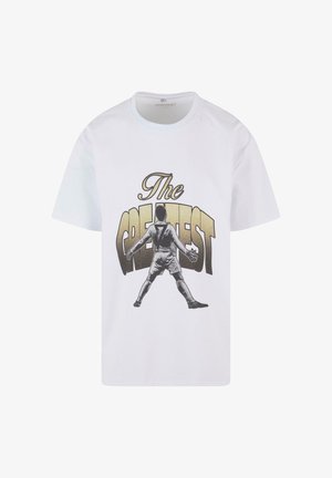 Tricou din bumbac alb, cu un print grafic negru și auriu al unui jucător cu brațele întinse și textul "Cel mai Mare" deasupra.