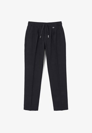 Schwarze, konisch geschnittene Hose mit elastischem Bund, Kordelzug, Seitentaschen und kleinem metallischem Logodetail vorne rechts.